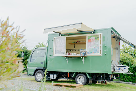 福岡・ミナトオートモービルのラッピングシール施工したキッチンカーの例